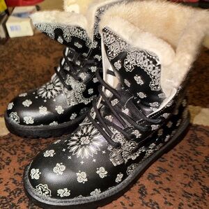 Stylish Black and White unisex Boots size 8.5 men or 10 women brand new $150